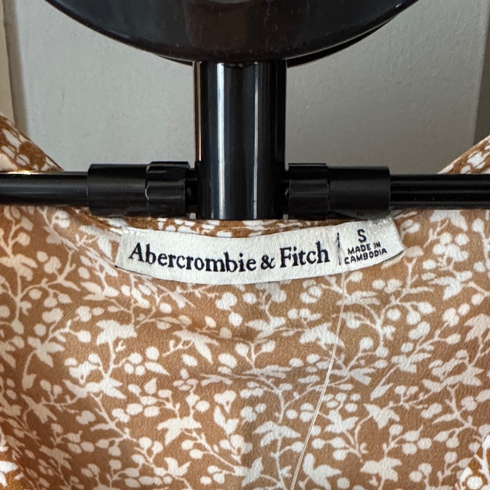 Brown Floral V-Neck Long-Sleeve Top - Picture 2 of 7